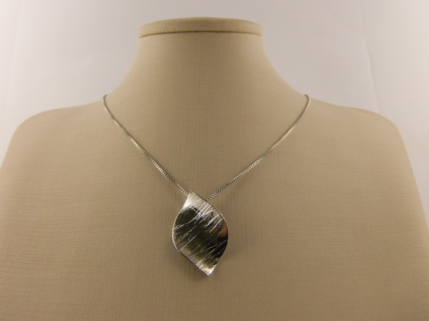 COLAR FOLHA PLATINA