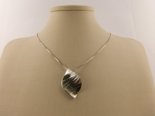 COLAR FOLHA PLATINA