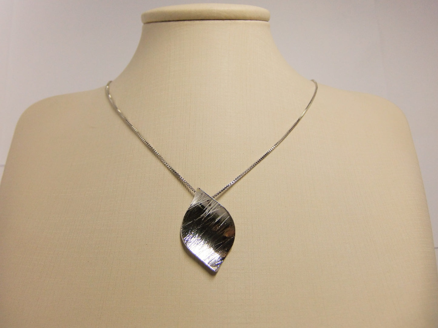 COLAR FOLHA PLATINA