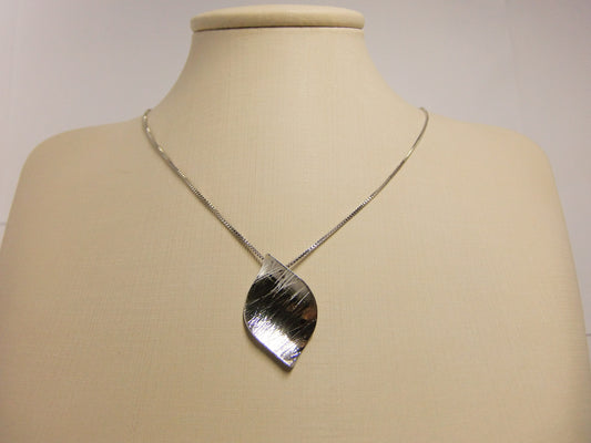 COLAR FOLHA PLATINA